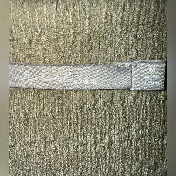 Women’s Buckle Red by BKE Olive Textured Long Sleeve Top Size M

#0043 - Picture 3 of 3